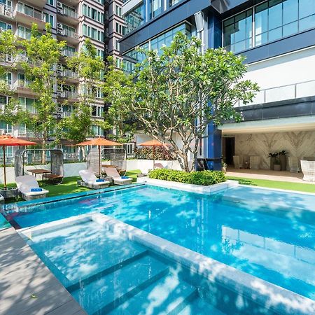 Silq Hotel & Residence Banguecoque Exterior foto The swimming pool at the hotel