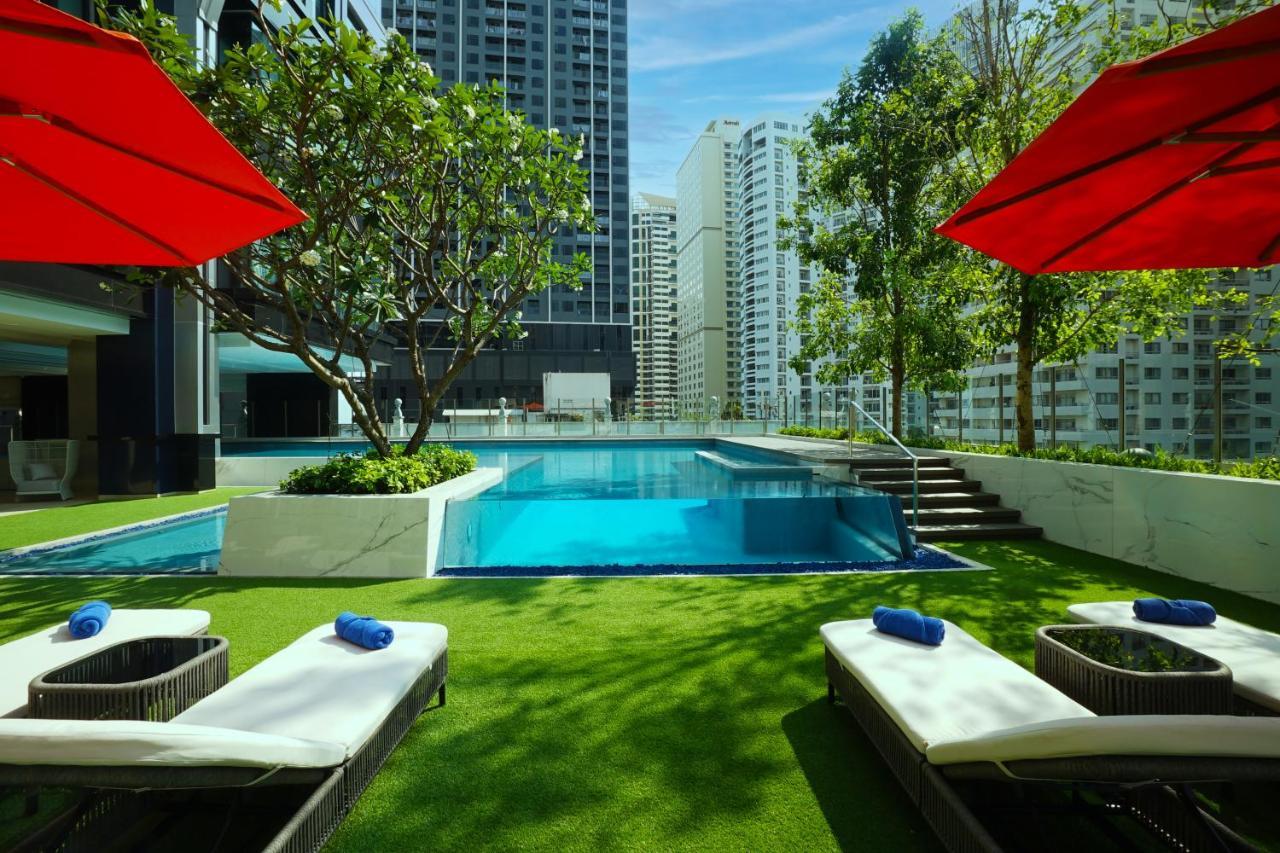 Silq Hotel & Residence Banguecoque Exterior foto The pool at the hotel