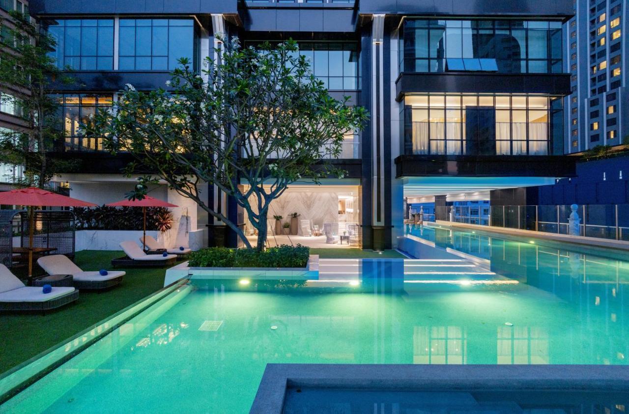 Silq Hotel & Residence Banguecoque Exterior foto The swimming pool at the hotel