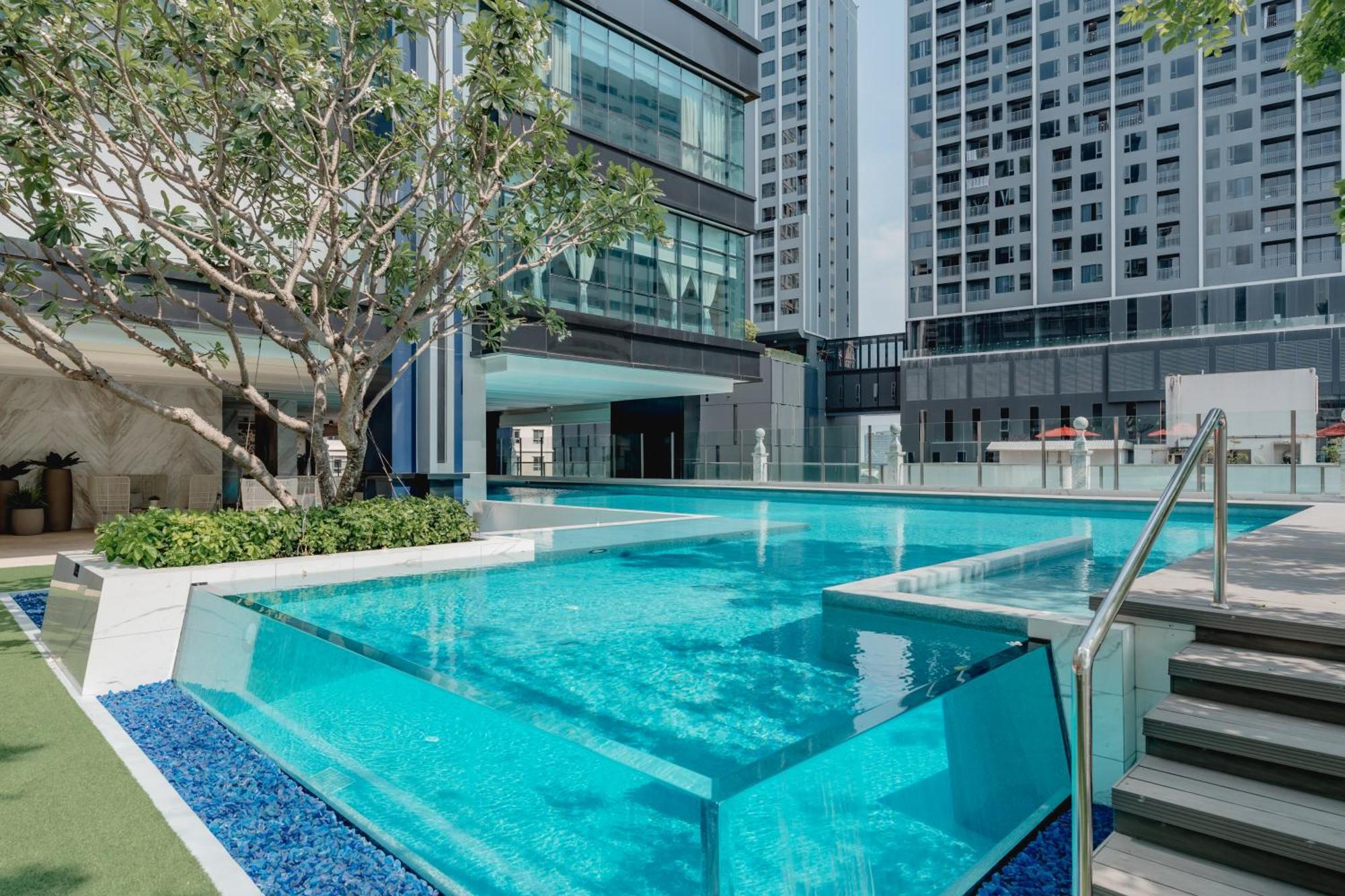 Silq Hotel & Residence Banguecoque Exterior foto The pool at the hotel