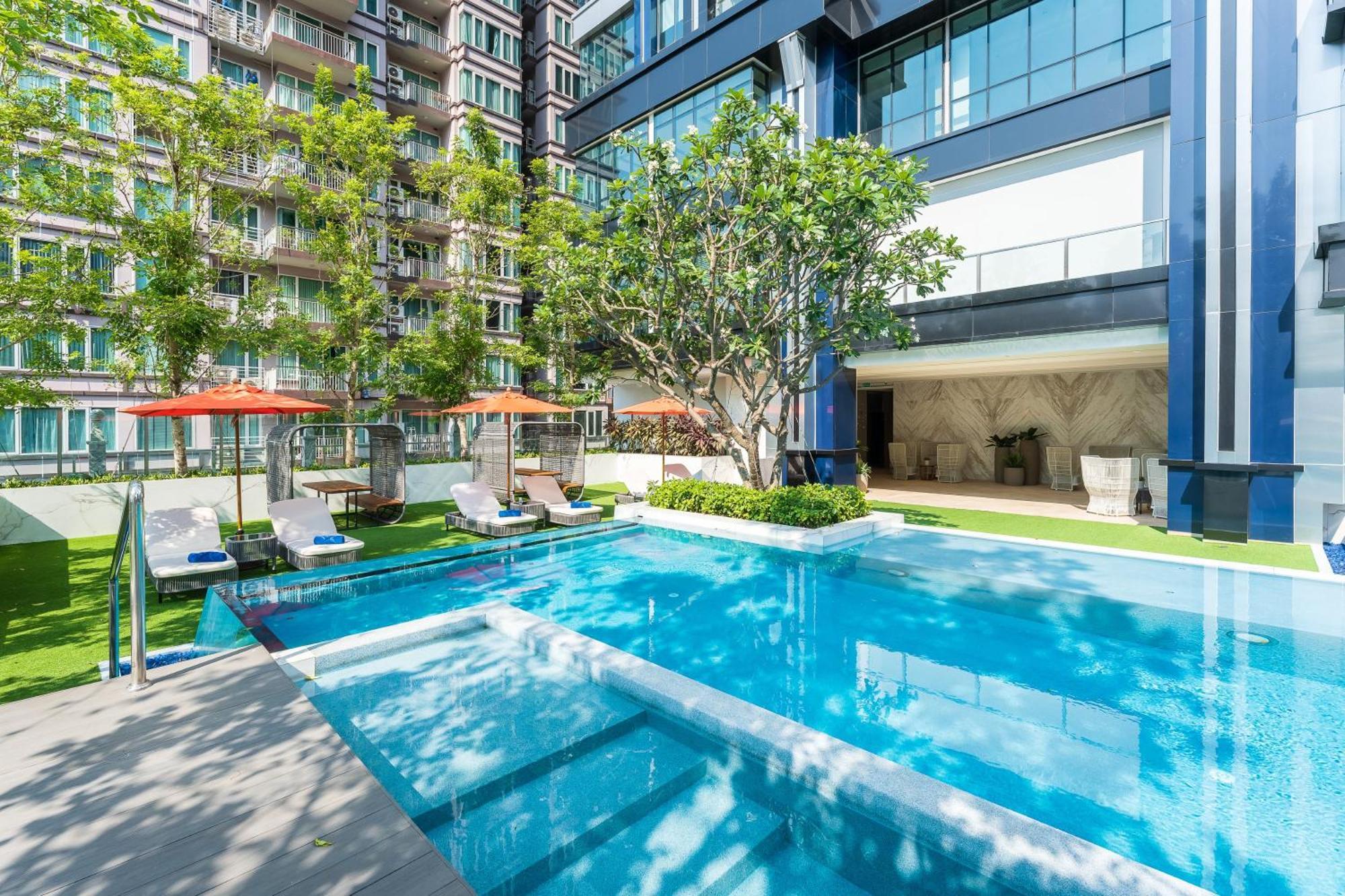 Silq Hotel & Residence Banguecoque Exterior foto The swimming pool at the hotel