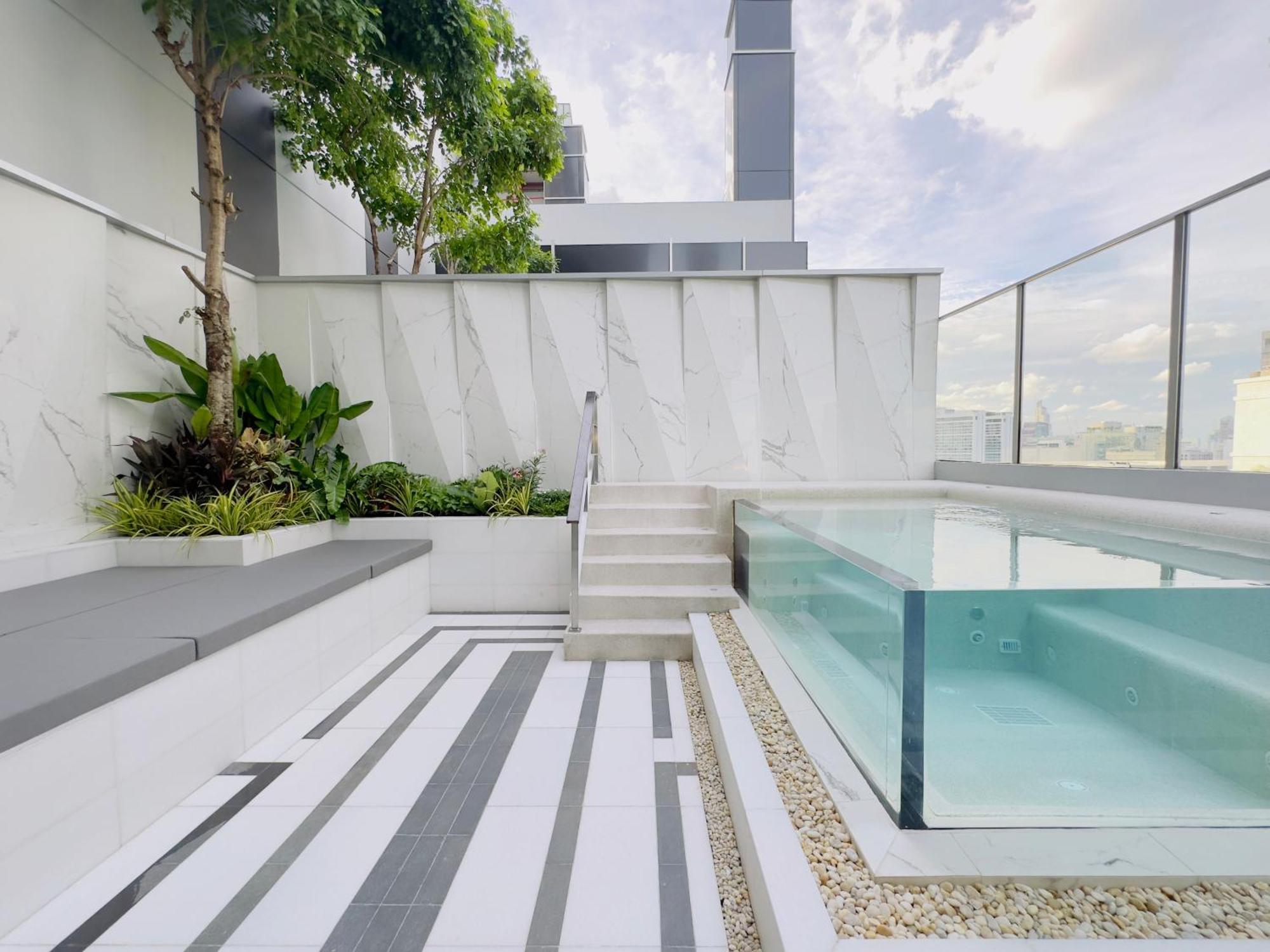 Silq Hotel & Residence Banguecoque Quarto foto Rooftop pool at the hotel