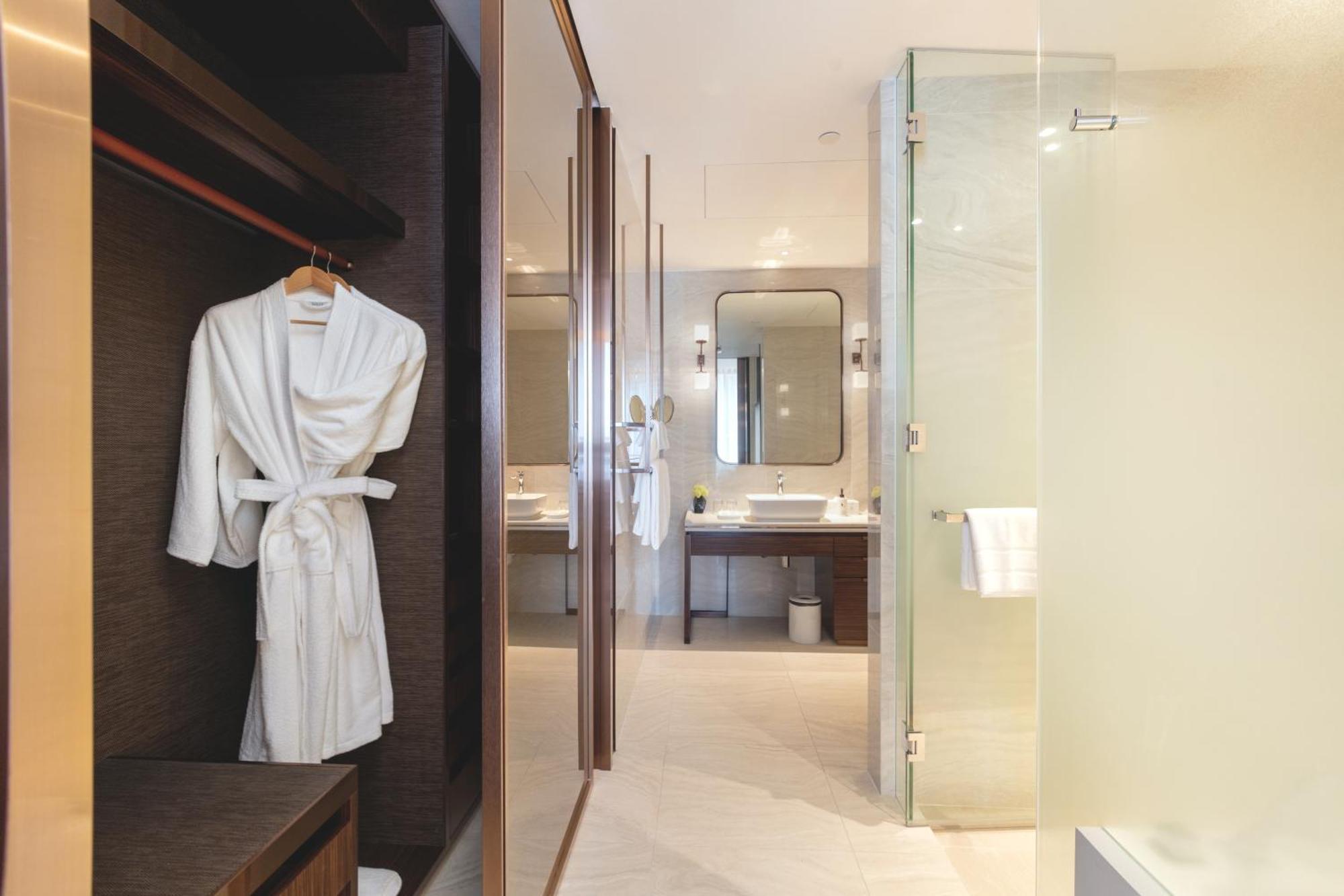 Silq Hotel & Residence Banguecoque Quarto foto A bathrobe hanging on a hanger