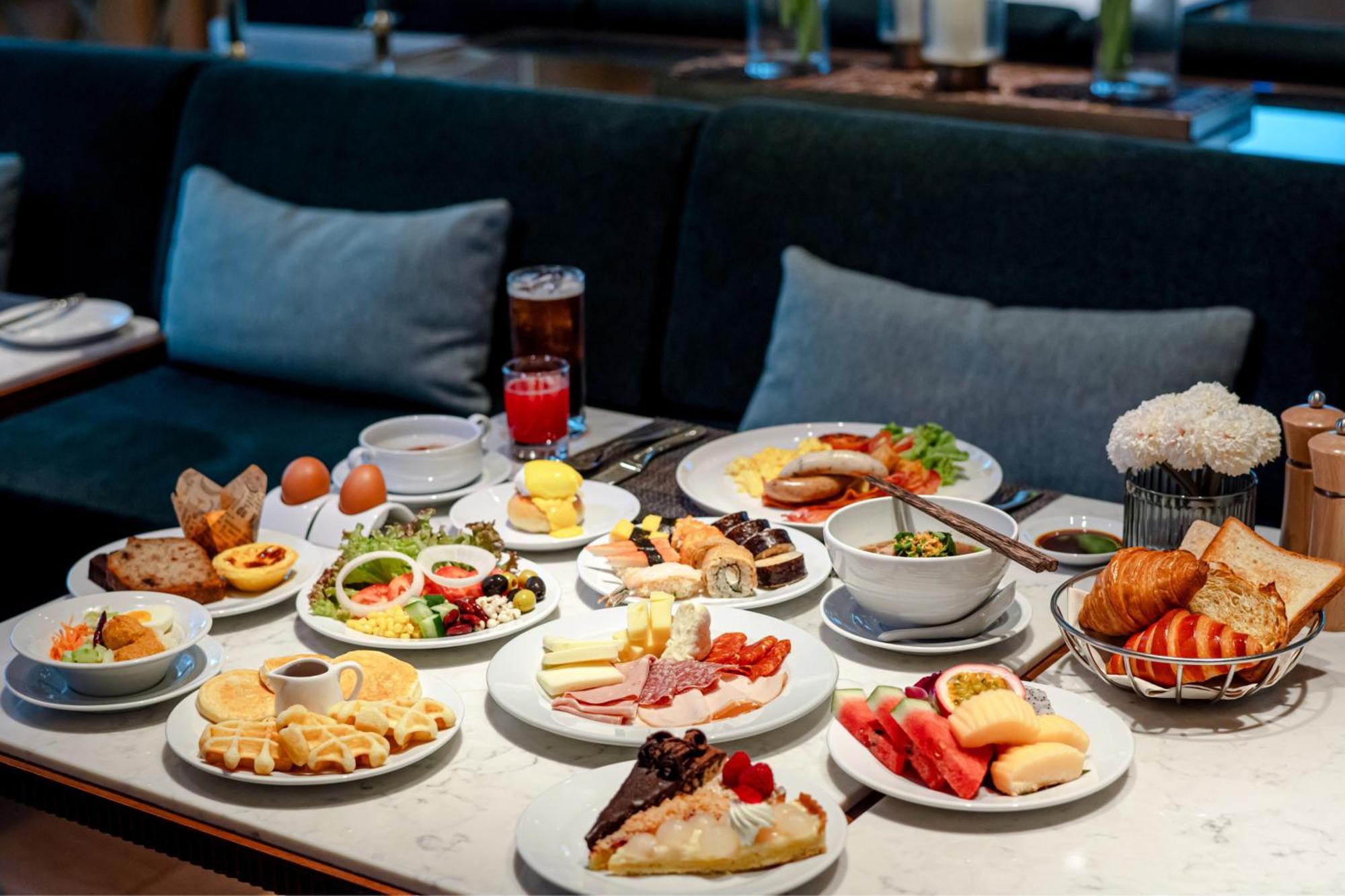 Silq Hotel & Residence Banguecoque Exterior foto A selection of food at the lounge